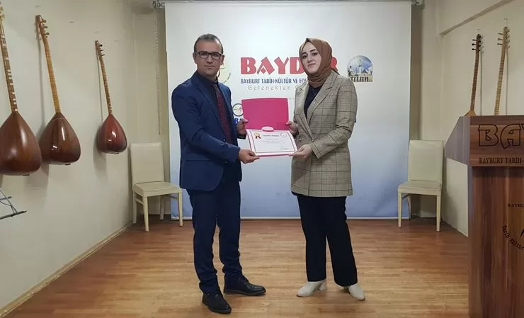Esra Cebeci, ‘Türkiye'm şairi' amcası Dilaver Cebeci'yi anlattı 1 BAYDER Kultur Sohbetlerinde ‘Turkiyemin sairi Dilaver Cebeci anlatildi 1 1 – Bayburt Portalı